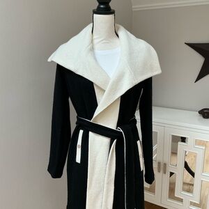 White House Black Market Black & Cream Collar Coat. Size XS. EUC